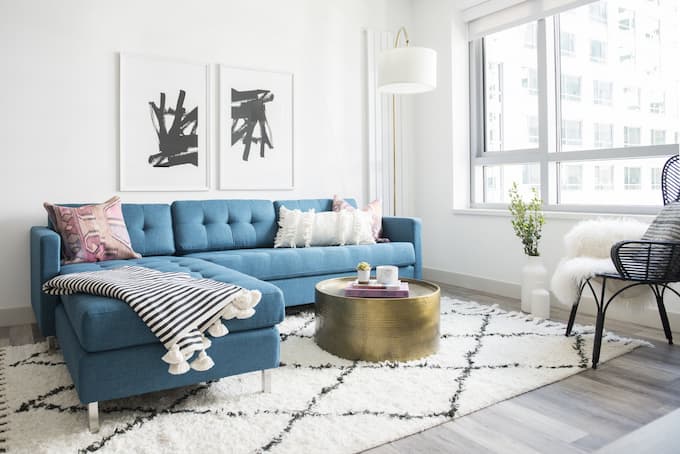 Sofa xanh dương đặc biệt thích hợp với vợ chồng trẻ tuổi