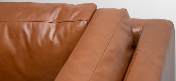 Bề mặt sofa giả da bò luôn mịn màng không có những khiếm khuyết trên da